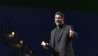 Viral internet Catholic priest visits Fort Worth, draws 6,000 to Dickies Arena 