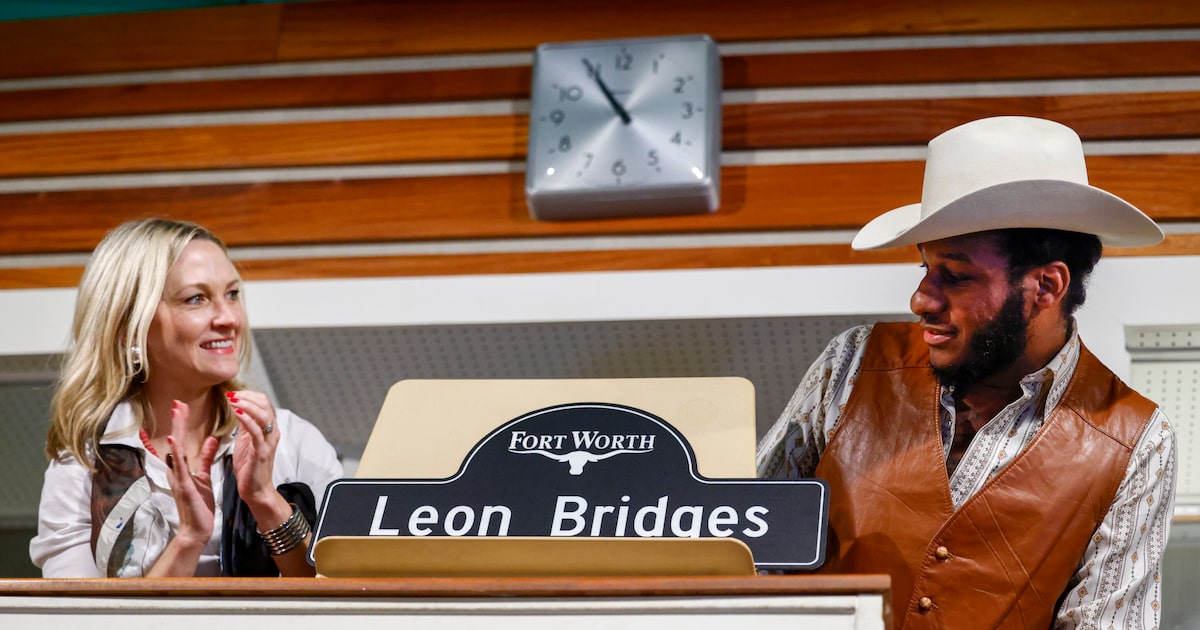 Leon Bridges reflects on his journey at Fort Worth sign unveiling
