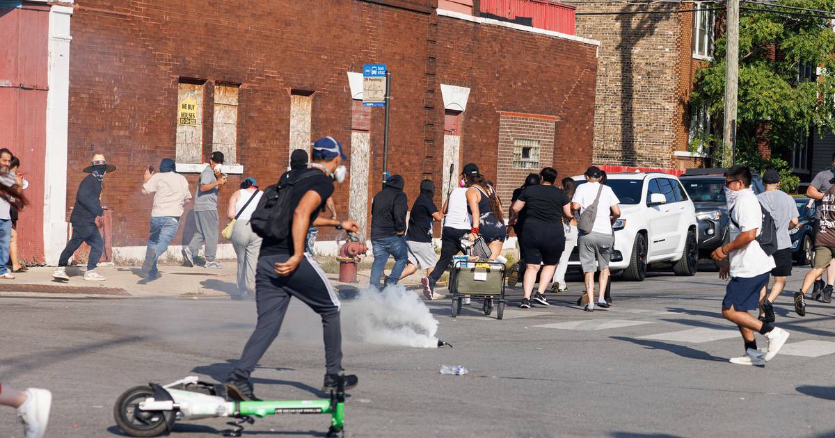 Using helicopters and chemical agents, immigration agents become increasingly aggressive in Chicago – Shaw Local