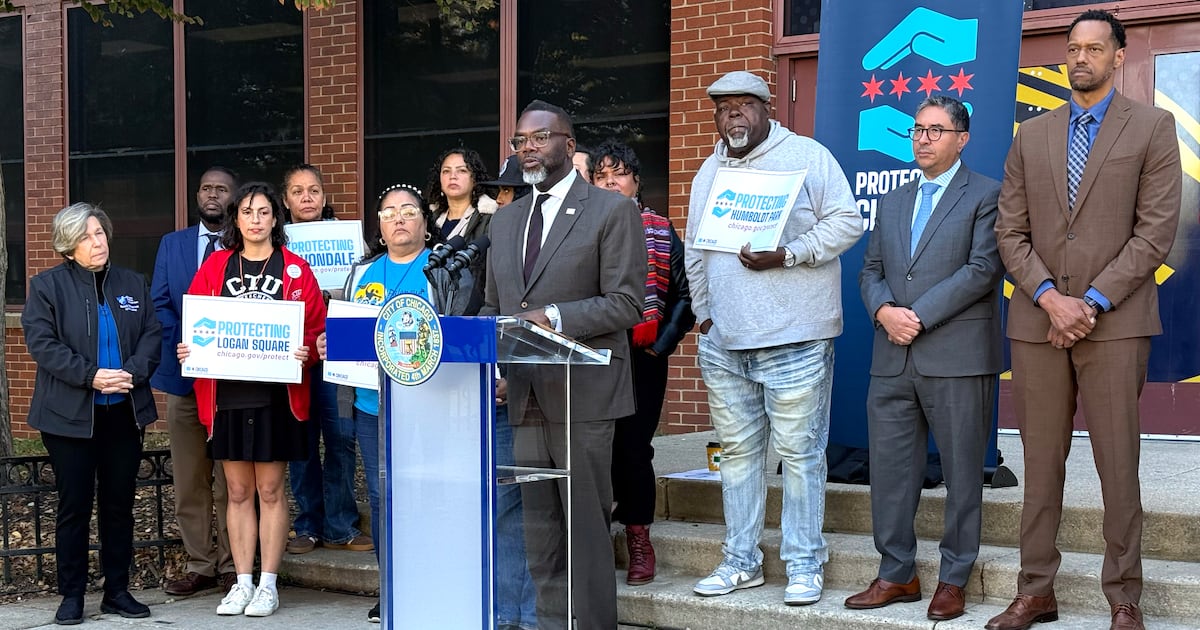 Some Chicago school board members redouble calls for virtual learning in response to Trump deportation push