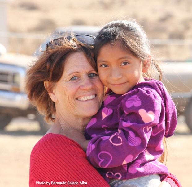 Sue Fasino with a child. (Bernardo Salado Alba)