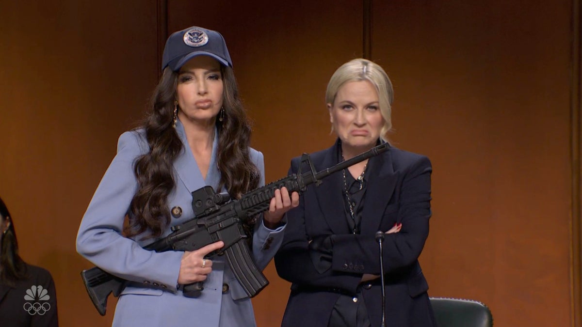 Amy Poehler, Tina Fey Reunite as Pam Bondi, Kristi Noem
