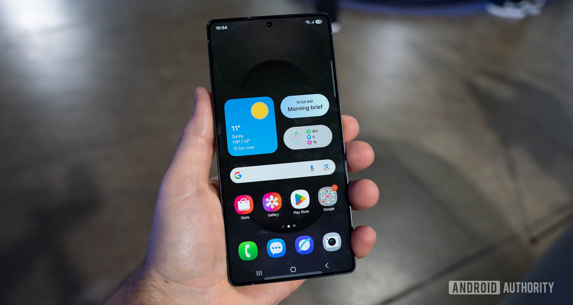 Samsung Galaxy S25 Ultra in Titanium Jetblack Home Screen