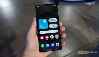 Samsung Galaxy S25 Ultra in Titanium Jetblack Home Screen