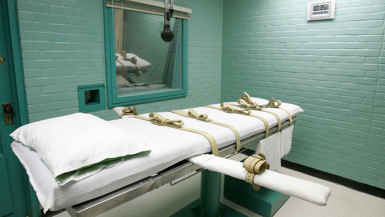 The state of Texas execution chamber in Huntsville, Texas, is pictured on May 27, 2008. (AP Photo/Pat Sullivan, File)