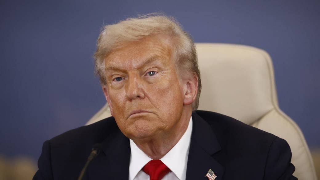 Click to play video: 'Trump threatens Canada with additional 10% tariffs after calling off trade talks'