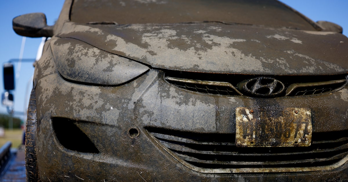 Dallas police working to recover submerged vehicles from Fish Trap Lake