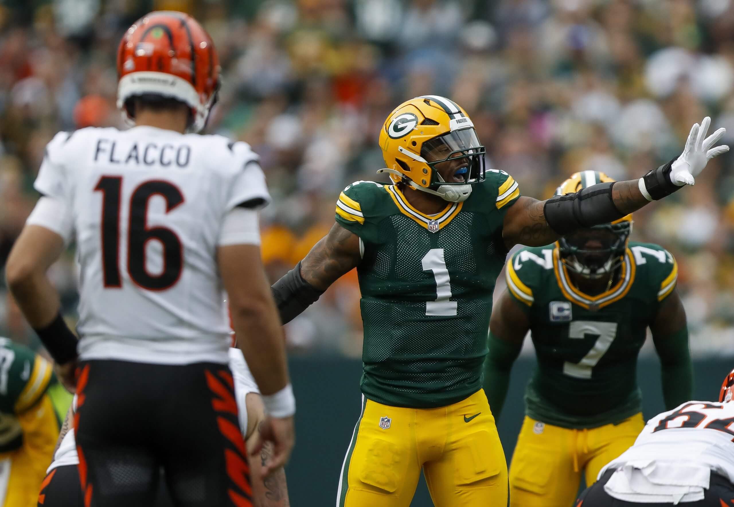 Pass rusher Micah Parsons gestures to Packers' defensive teammates before a snap against the Bengals. (Tork Mason / Imagn Images)