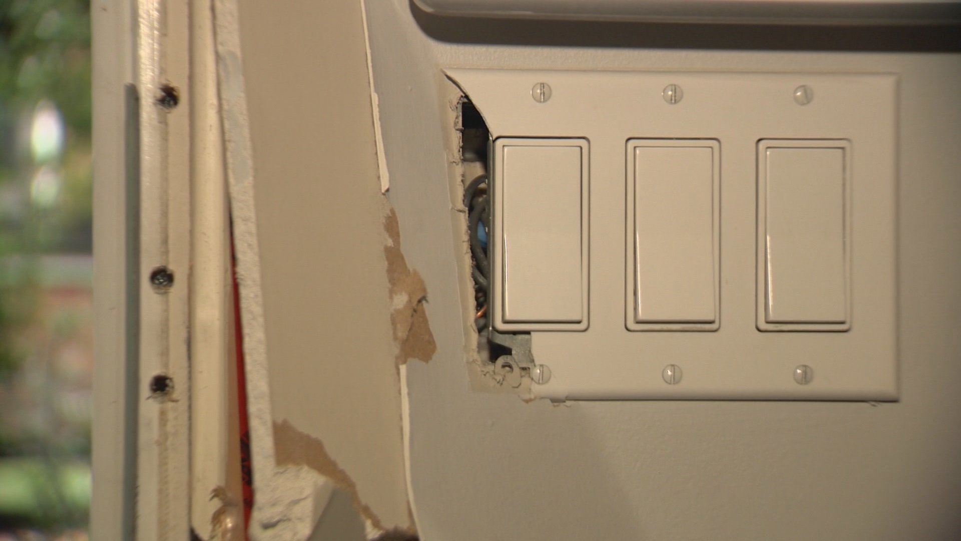 Click to play video: 'Pitt Meadows housing complex on edge after series of break-ins'