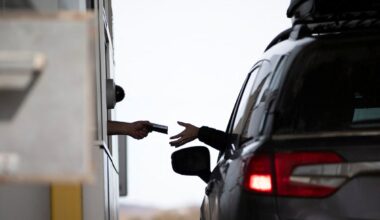 Ottawa warns Canadians in U.S. their permanent resident status could be terminated