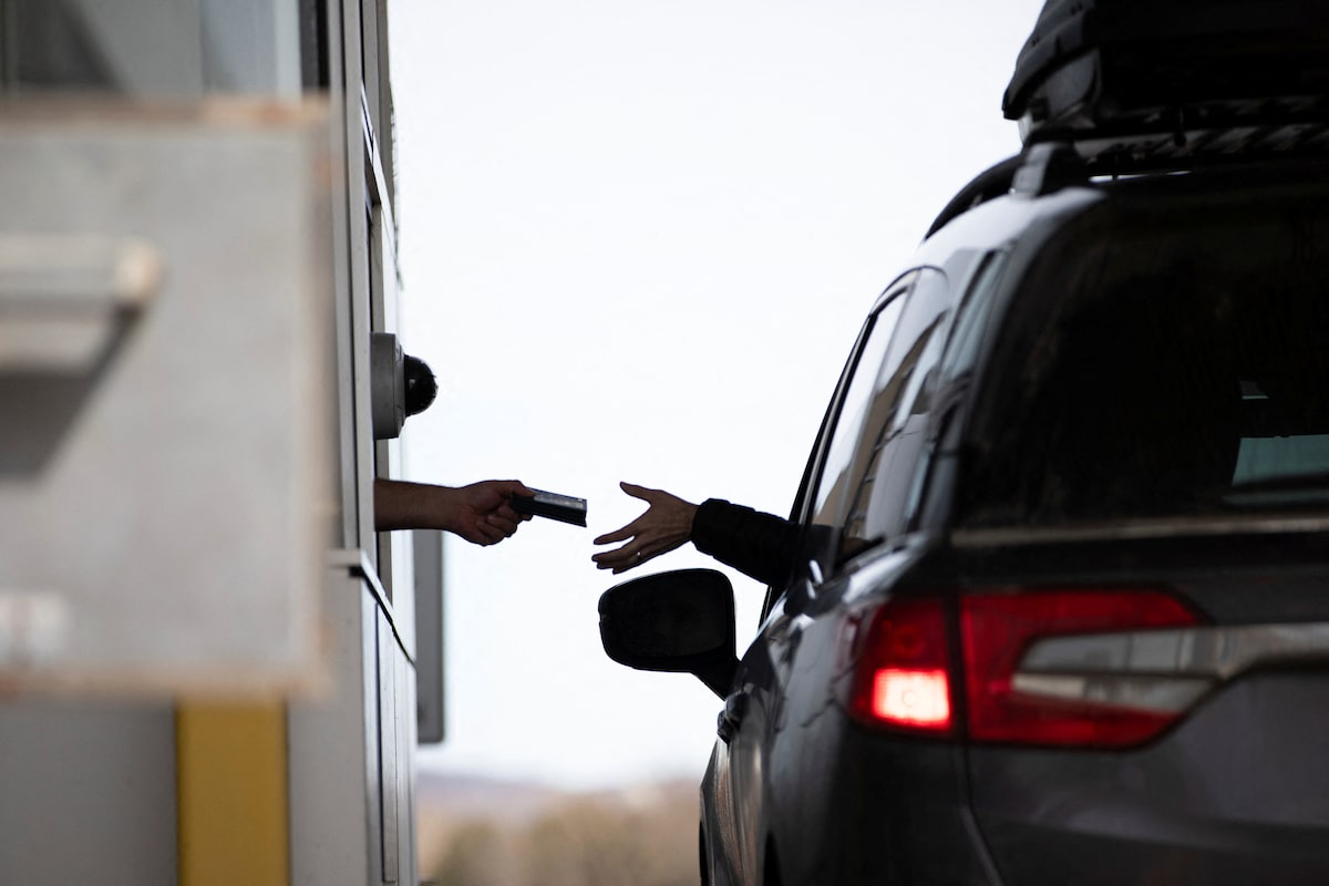 Ottawa warns Canadians in U.S. their permanent resident status could be terminated