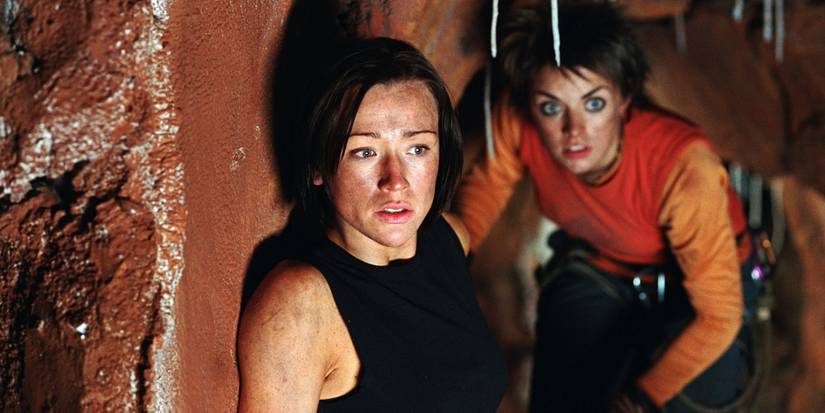 Beth and Holly walk through the cave in The Descent (2005)