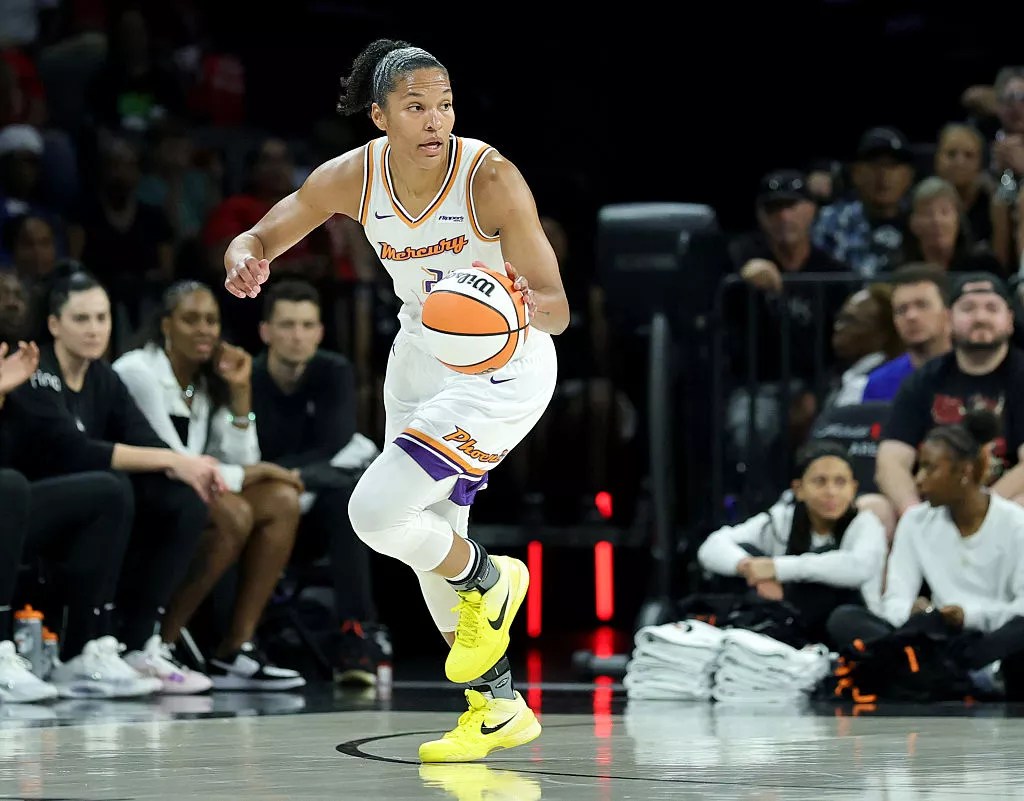 alyssa thomas dribbling