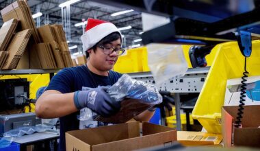 Amazon says it plans to hire 250,000 seasonal workers