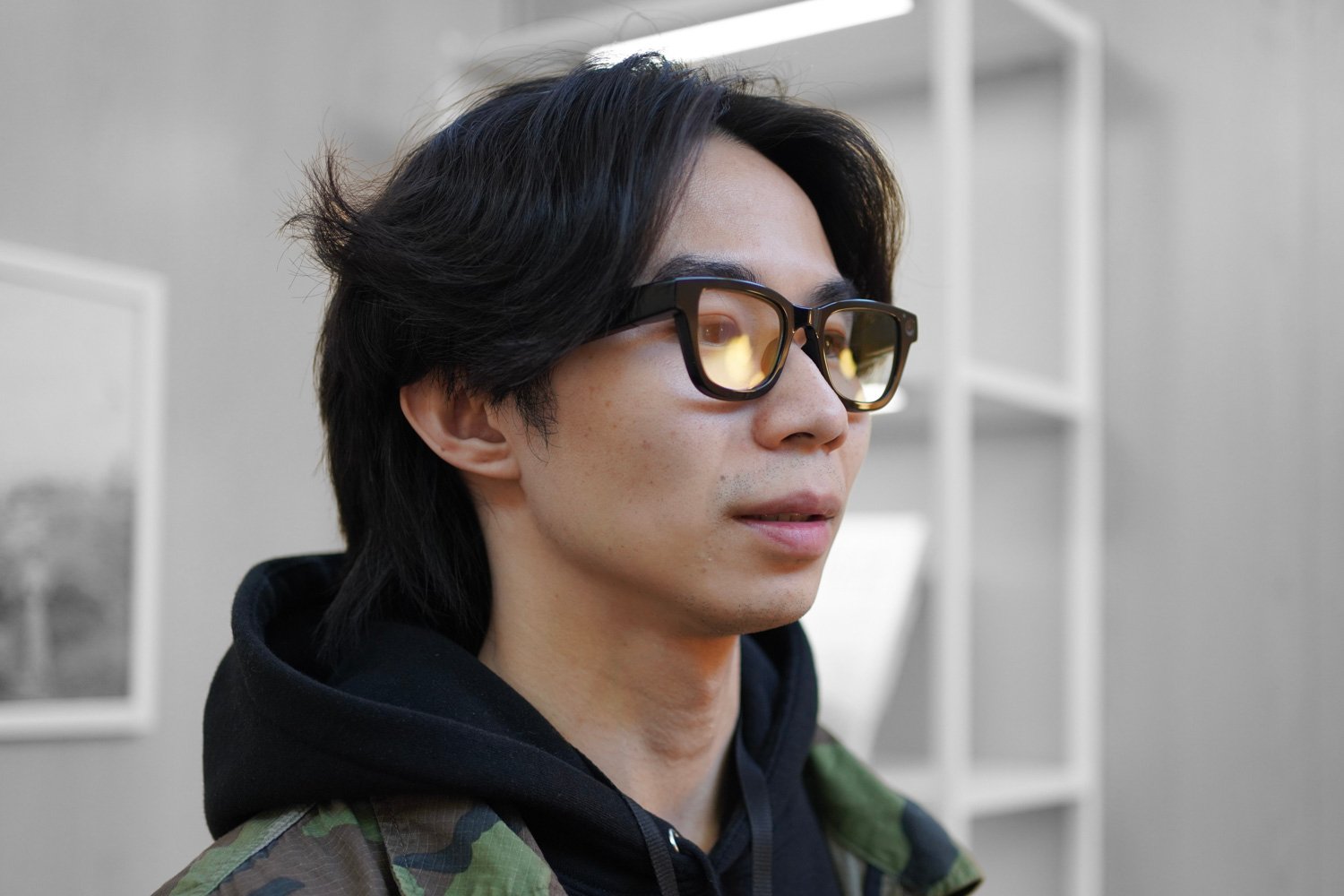 Gizmodo Senior Editor, Consumer Tech wearing Google's Project Aura smart glasses.