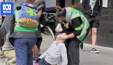 Tensions erupt on Melbourne streets as opposing immigration rallies held across Australian capitals