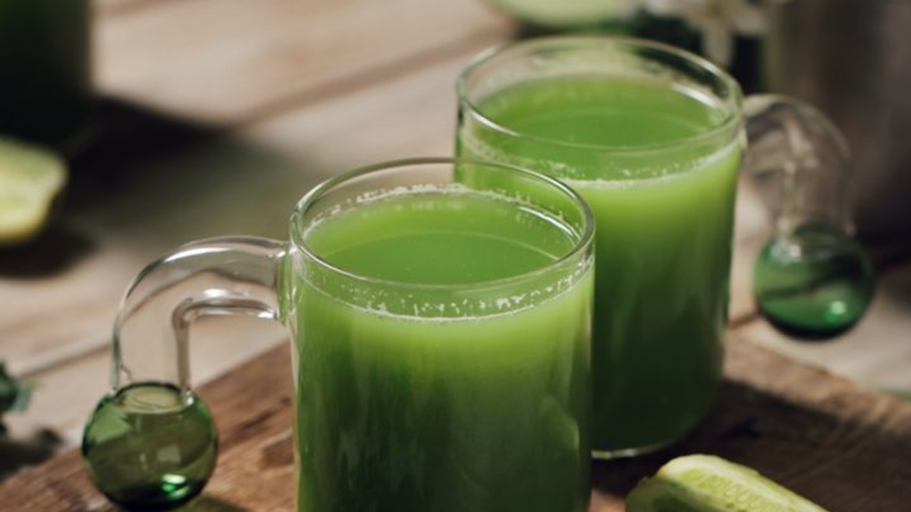 (Image Credits: Pinterest) Benefits of amla, ginger, and curry leaves shot