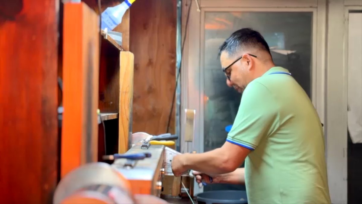 Guitar string maker honors tradition with his craft in Boyle Heights – NBC Los Angeles