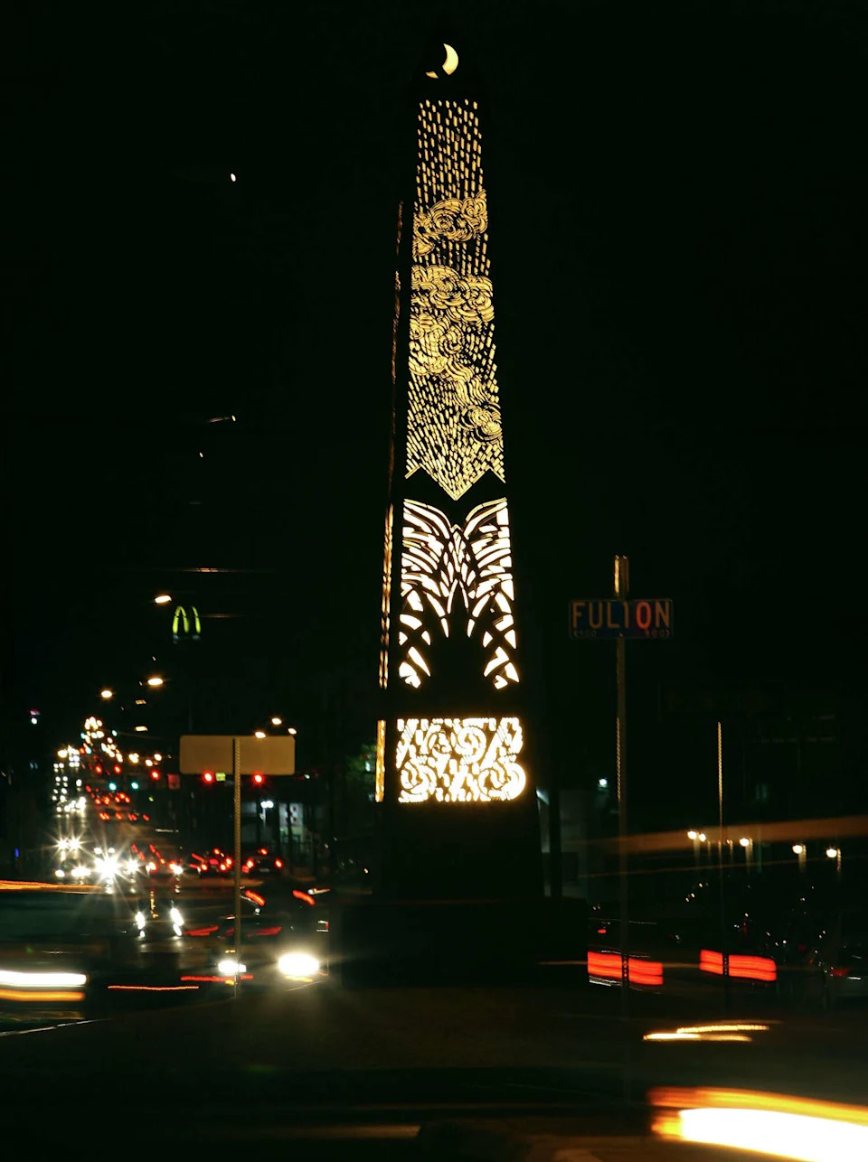 Motorist pass the 28-foot-tall illuminated sculpture "The Beacon" by San Antonio artist Angel Rodriguez-Diaz at the Blanco Road and Fulton Street roundabout Monday, December 15, 2008. (PHOTO BY EDWARD A. ORNELAS/eornelas@express-news.net) (EDWARD A. ORNELAS/SAN ANTONIO EXPRESS-NEWS)