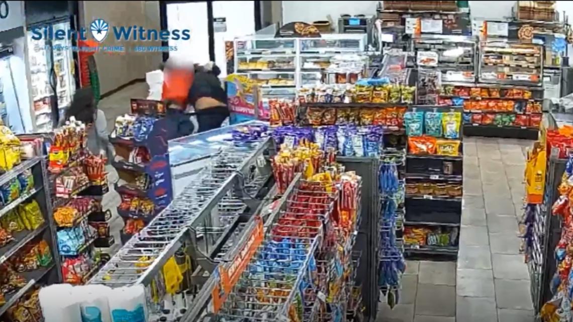 Violent robbery caught on camera, Phoenix police looking for suspects