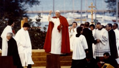 Pope John Paul II conducts sermon by the shore in Grant Park