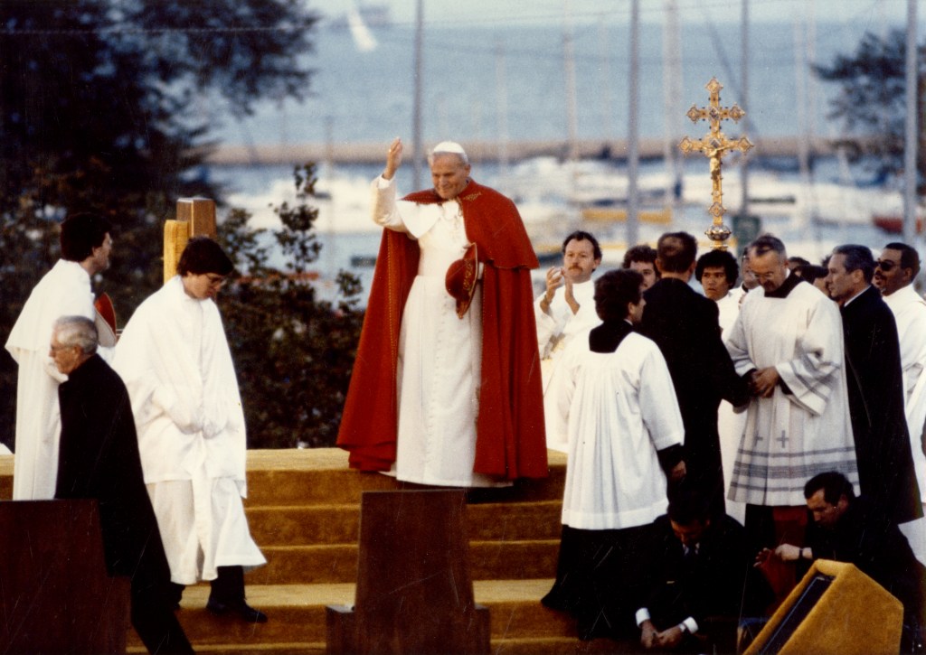 Pope John Paul II conducts sermon by the shore in Grant Park
