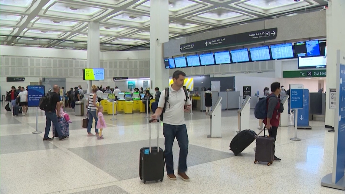 How are Houston airports impacted by government shutdown