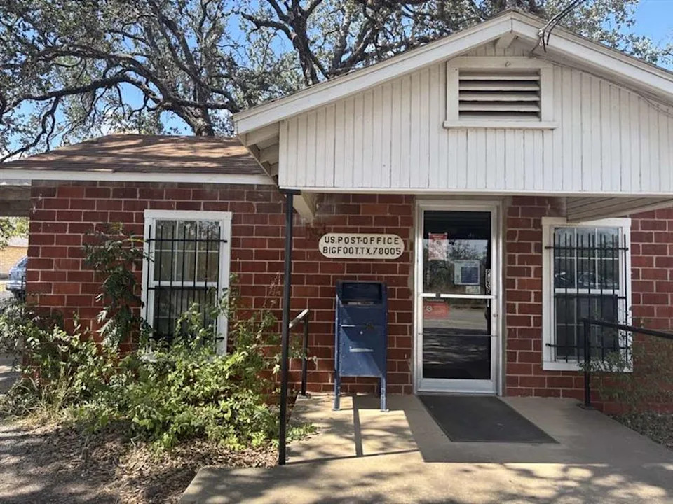 Exterior of the Bigfoot post office. (Mia Valdez/MySA)