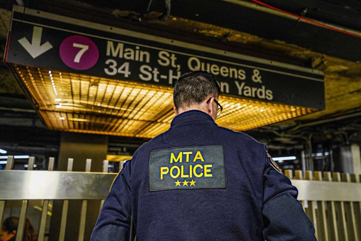 Fare evasion: MTA Police reports progress in stopping turnstile-hoppers at major transit hubs in NYC 1 MTA Police officer in Manhattan subway station