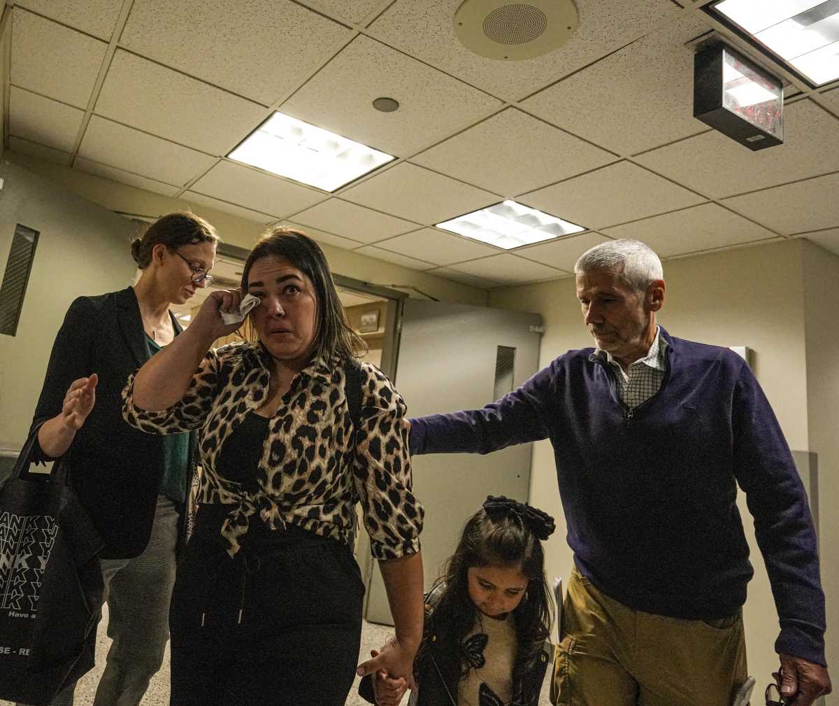 ICE in courts: Arrests of immigrants continue at Federal Plaza, leaving children in tears after families separated 4