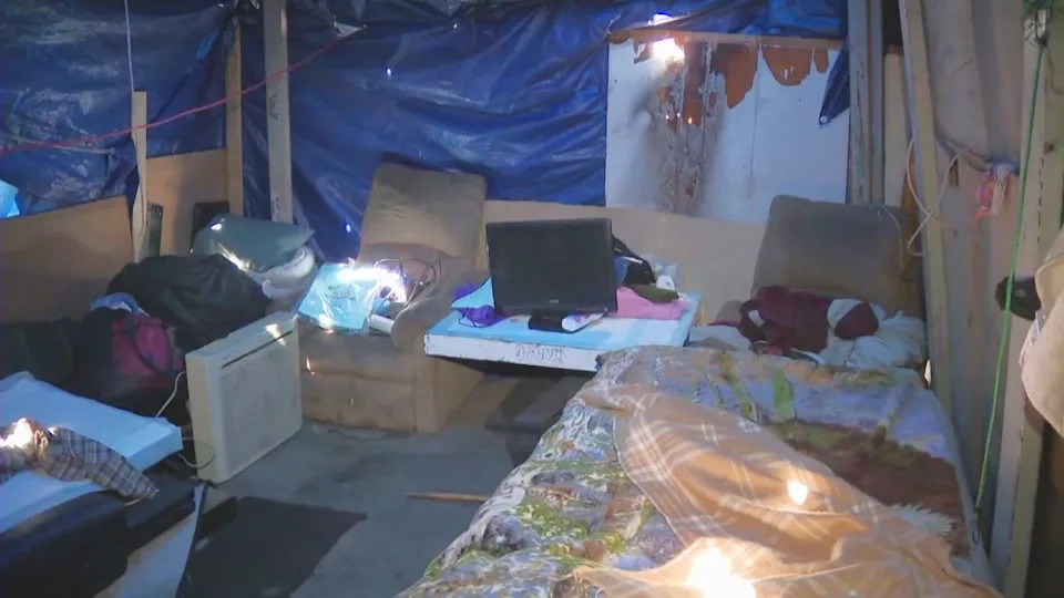 The man showed KTLA his structure, filled with two beds and some furniture, all covered by tarps and held together with wood and rope. (KTLA)