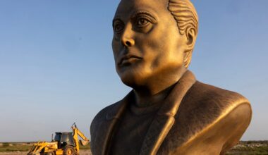 Tech Bros Are Obsessed With Statue-Maxxing