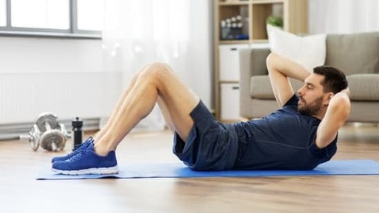 The list included some common exercises, such as sit-ups, barbell squats, or neck press, that we think are harmless, but may harm your spine. (Freepik)