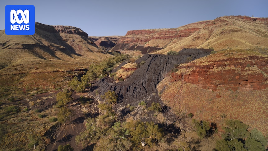 Wittenoom asbestos contamination prompts legal threat from Banjima traditional owners