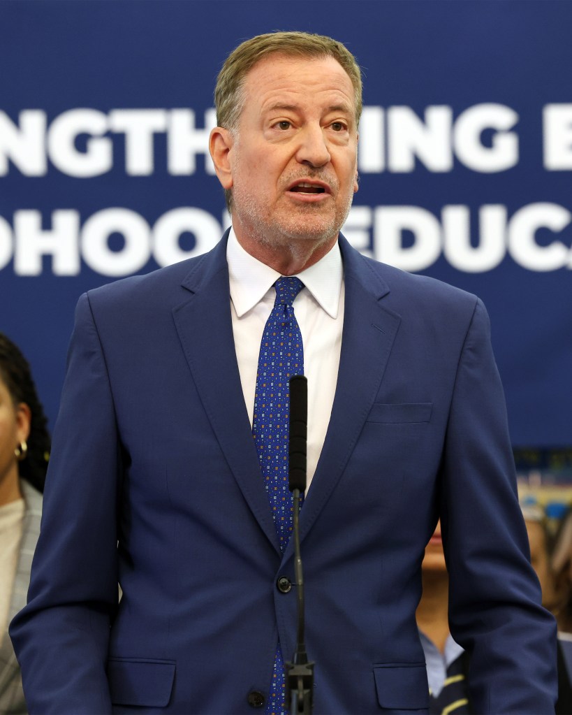 Former Mayor Bill De Blasio speaking at DOE headquarters.