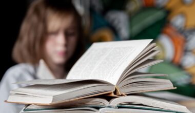 Dyslexia is hereditary: a stack of open books on a desk, featuring a blurred girl with a worried expression in the background. Photo: pvproductions / freepik.