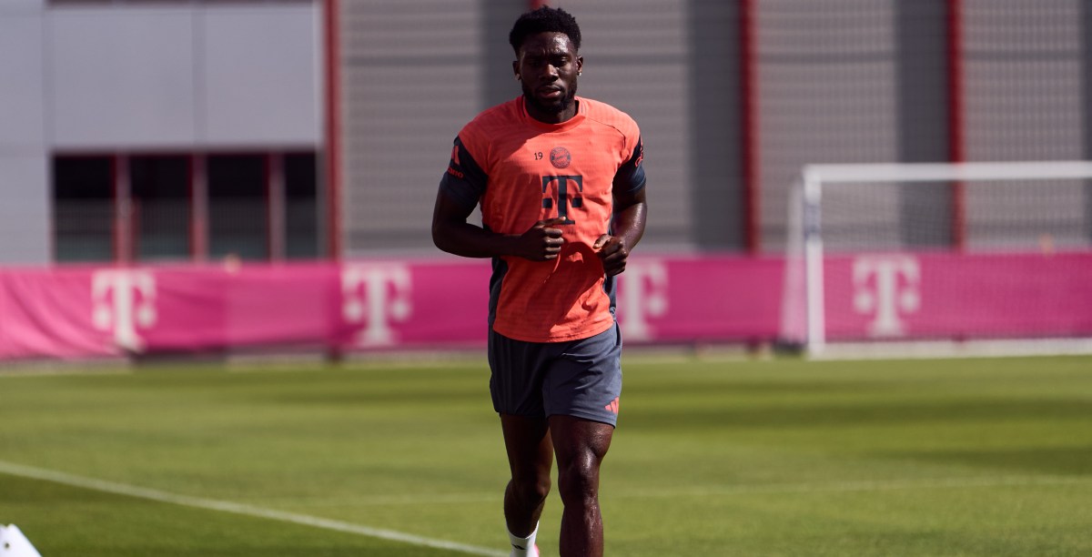 Alphonso Davies resumes training with ball at Bayern Munich