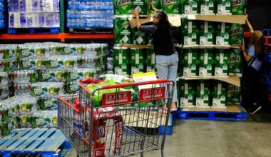 CBS News poll finds negativity on economy, job market and concerns about AI's impact