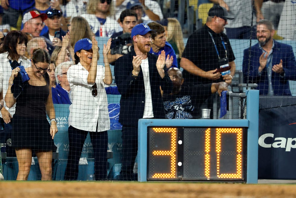 los angeles, california october 28: prince harry, duke of sussex and meghan, duchess of sussex react during the fifth inning of game four of the 2025 world series between the toronto blue jays and the los angeles dodgers at dodger stadium on october 28, 2025 in los angeles, california. (photo by ronald martinez/getty images)