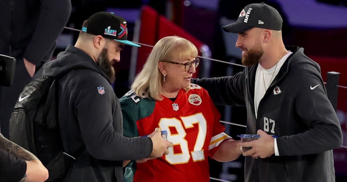 Travis Kelce celebrates his birthday in Jacksonville with family movie night honoring Taylor Swift – 104.5 WOKV