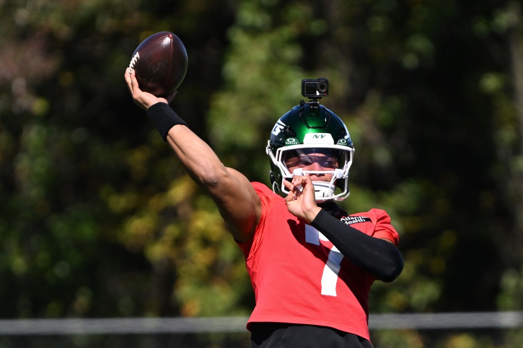 Jets quarterback Justin Fields (7) throws at practice in Florham Park, NJ.