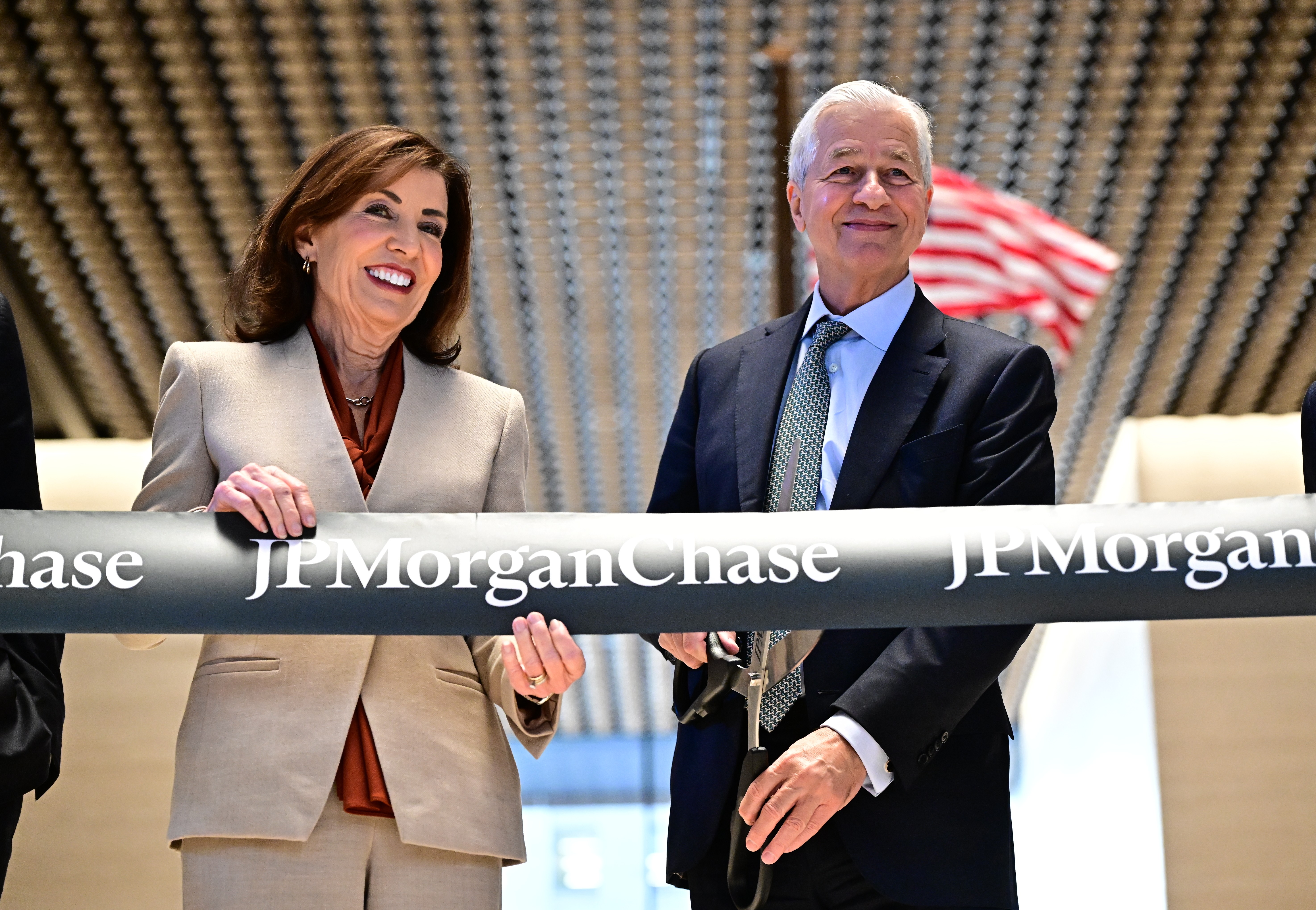 JPMorganChase celebrates opening of new global headquarters in Midtown 3 Gov. Kathy Hochul and Jamie Dimon