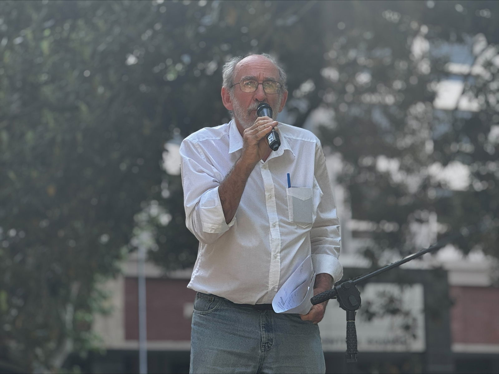 Ian Rintoul  speaking into a microphone