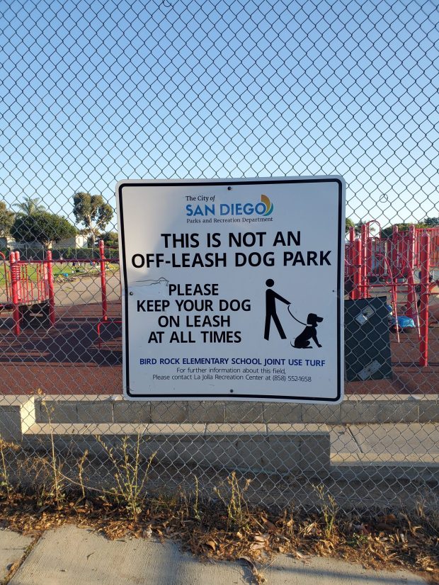 A sign at Bird Rock Elementary School reminds users of its joint-use field that dogs must be kept on a leash. (Ashley Mackin-Solomon)