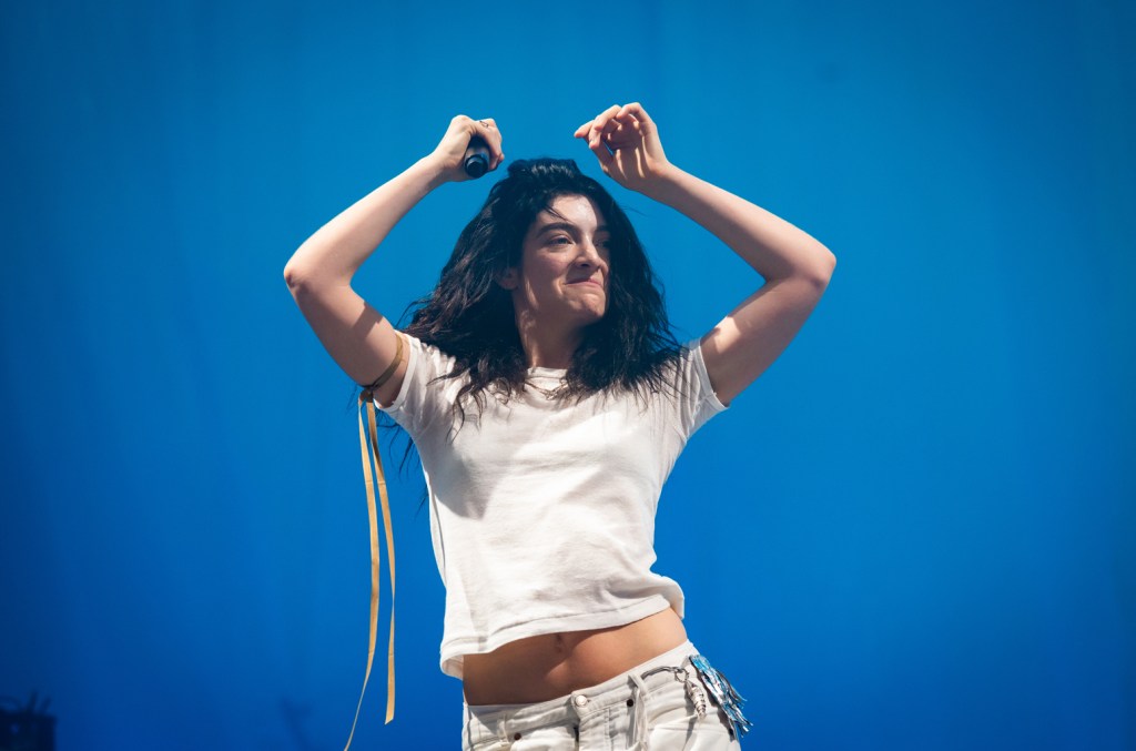 Lorde and Charli XCX Sing "Girl, So Confusing" at L.A. Ultrasound Show
