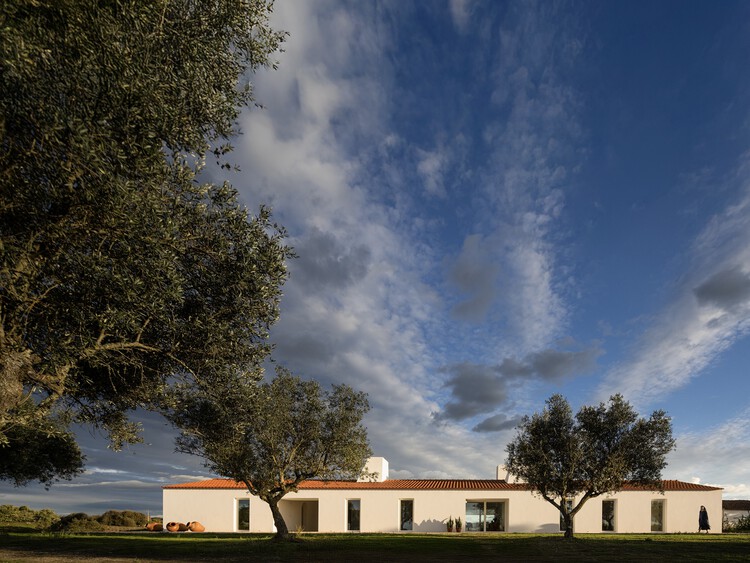 Monte Alvo House / NOZ Arquitectura - Image 1 of 23