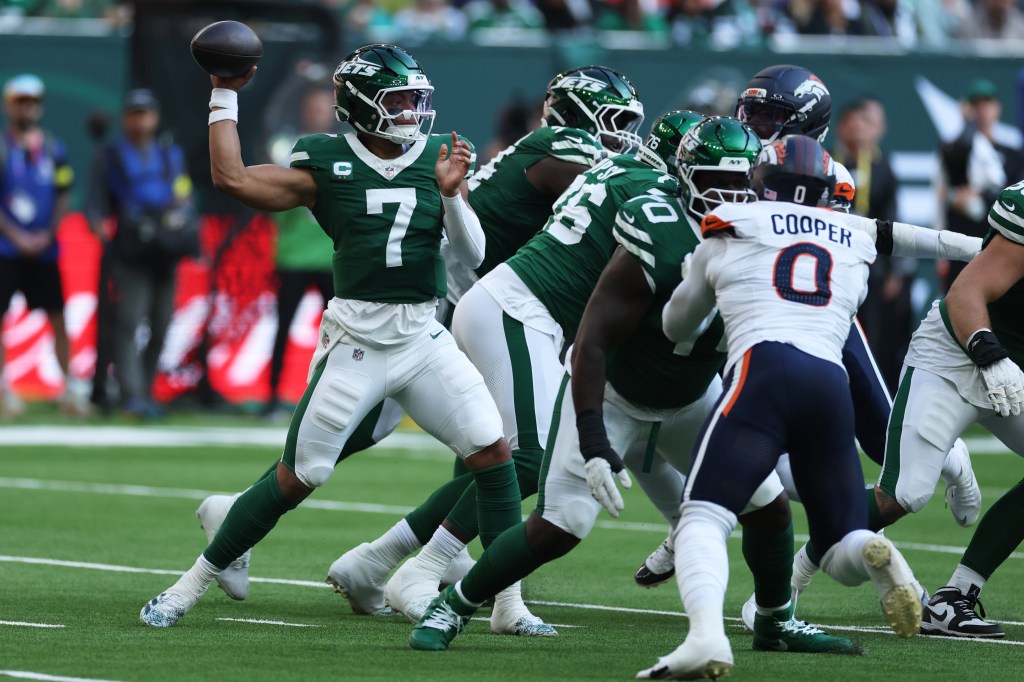 Jets quarterback Justin Fields (7) throws a pass against the Broncos in London on Oct. 12, 2025.
