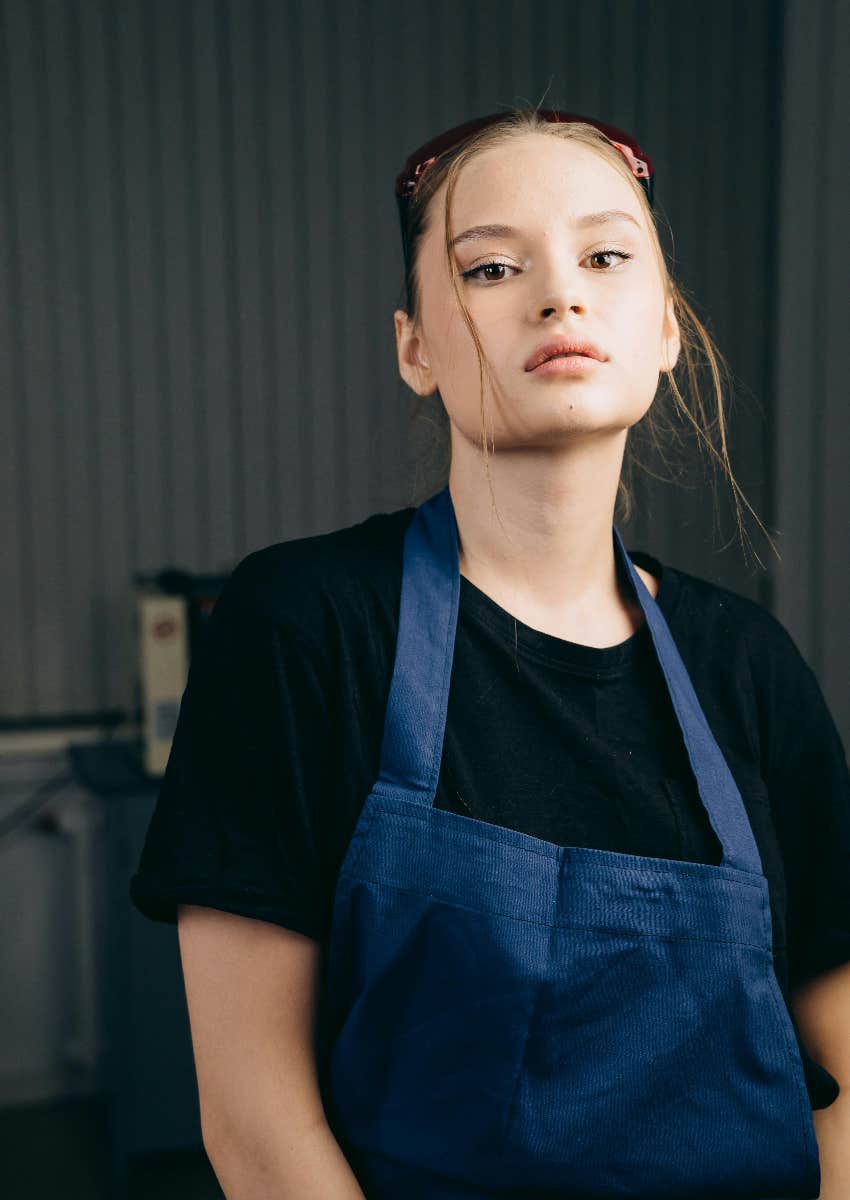 People Who Often Use AI Usually Share These Concerning Personality Traits woman displaying Machiavellianism