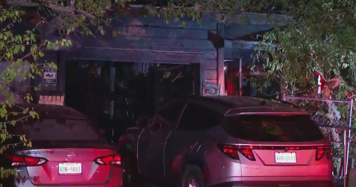 1 person dead, 1 in critical condition after Fort Worth house fire