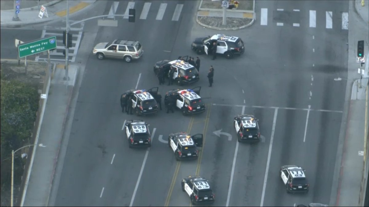 Driver arrested after standoff on 10 Freeway overpass near West Adams – NBC Los Angeles